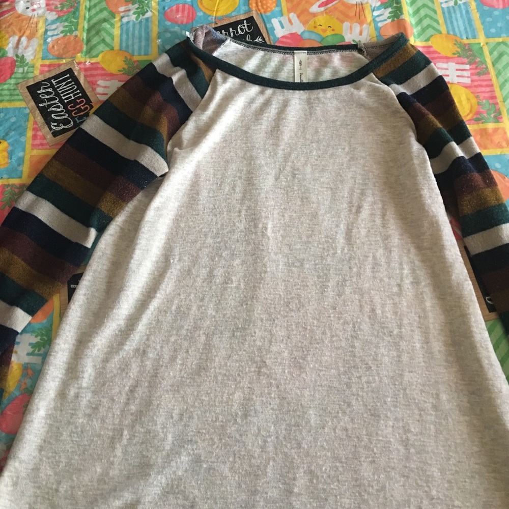 Long sleeve stripe sleeve shirt.