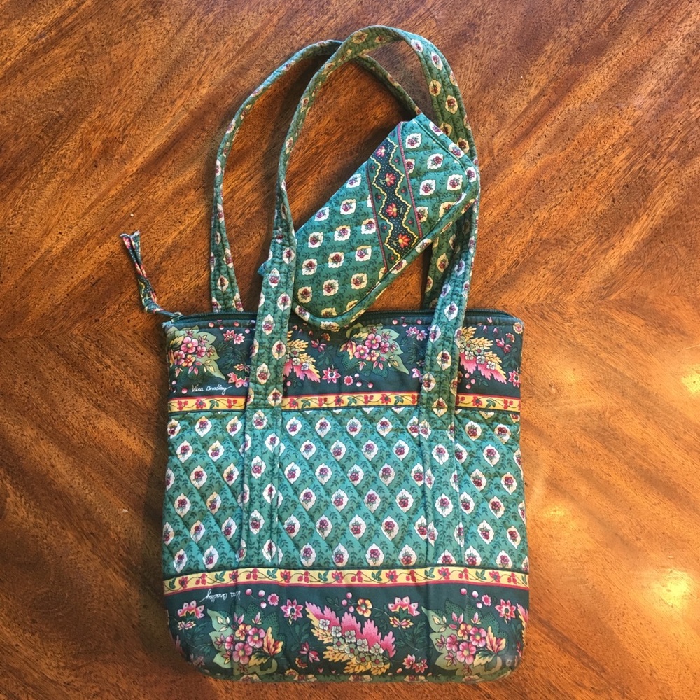 Vera Bradley tote and glasses case 👒
