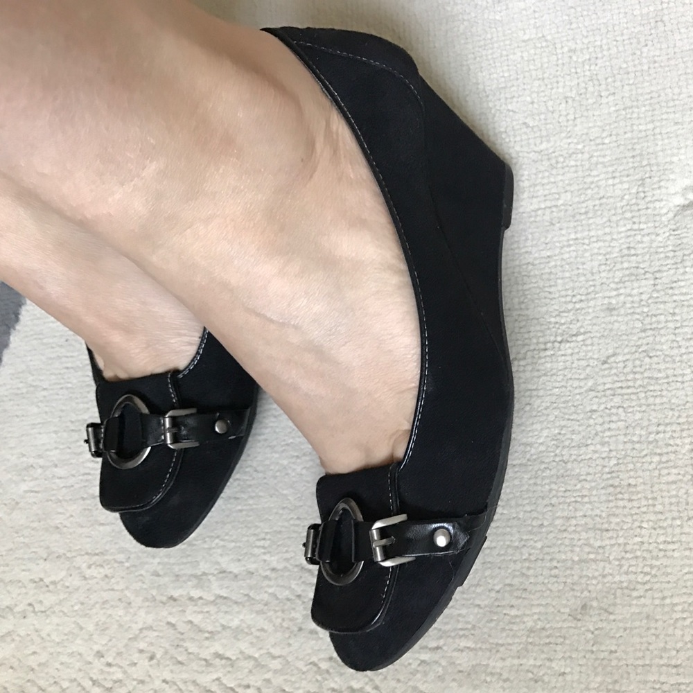 👣Black wedges
