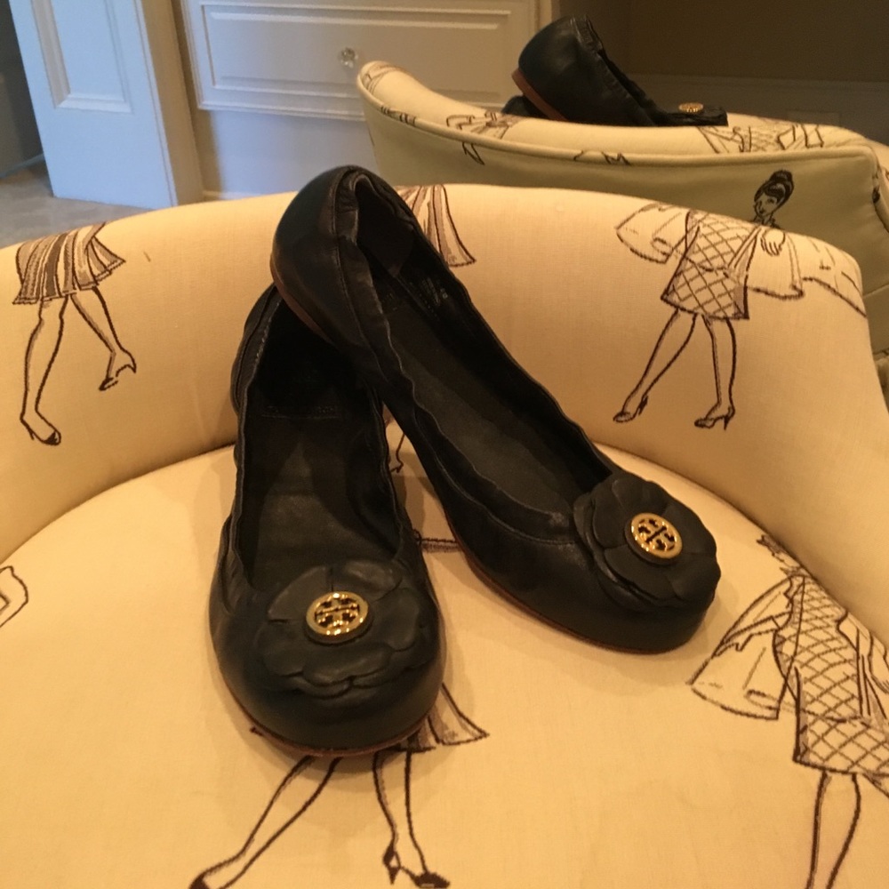 Tory Burch black flower flats.