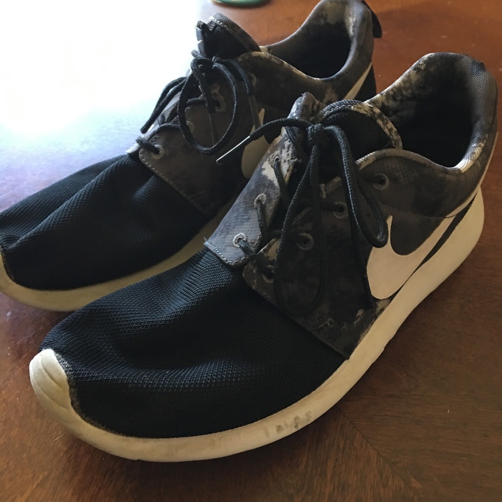 Women's size 11 Nike Roche shoes