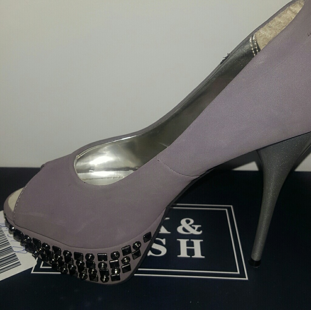 Peep toe heel
