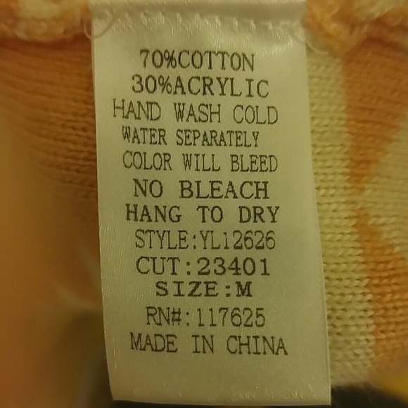 *SOLD IN A BUNDLE!!!* Super cozy Aztec sweater - Picture 6 of 6