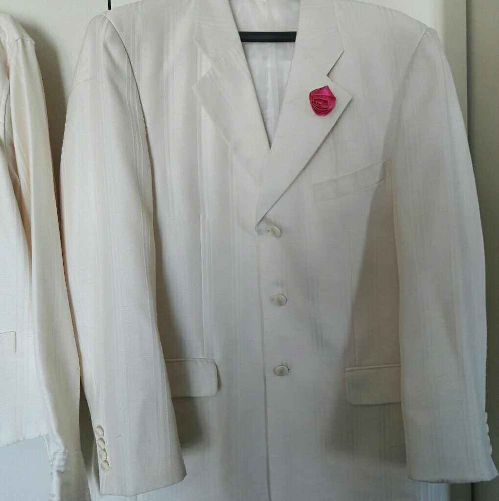 Three piece man suit. off white
