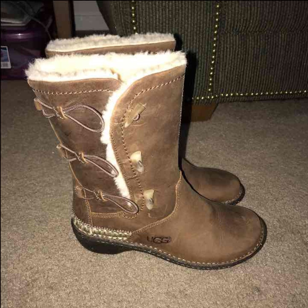 Ugg kona boot size 9