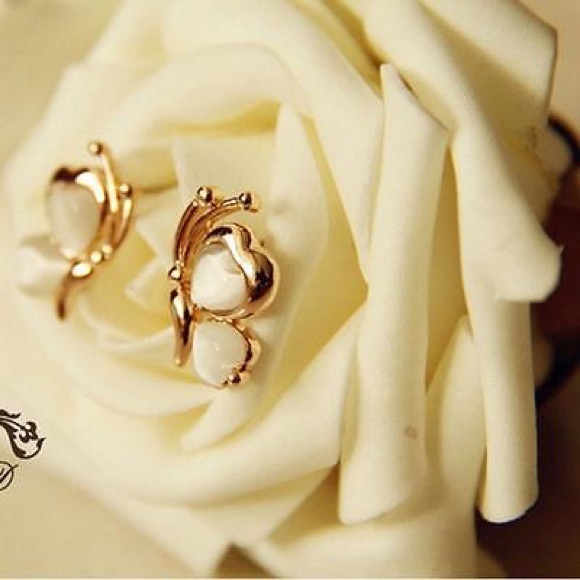 🌸Golden Butterfly earrings - Picture 3 of 4