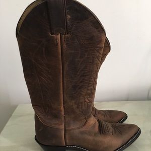 Women's brown cowboy Justin boots