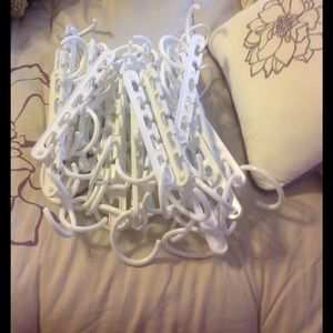 33 Plastic Wonder Hangers