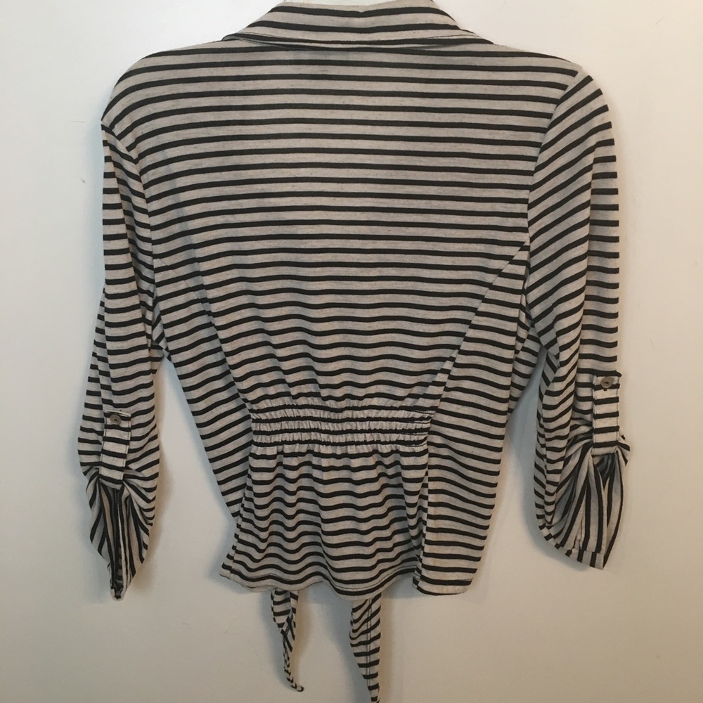 ๐บ๐Ladies Long Sleeve Button Down Tie Top๐๐บ - Picture 2 of 2