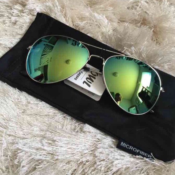 Accessories - ❣️NWT MIRRORED AVIATOR SUNGLASSES