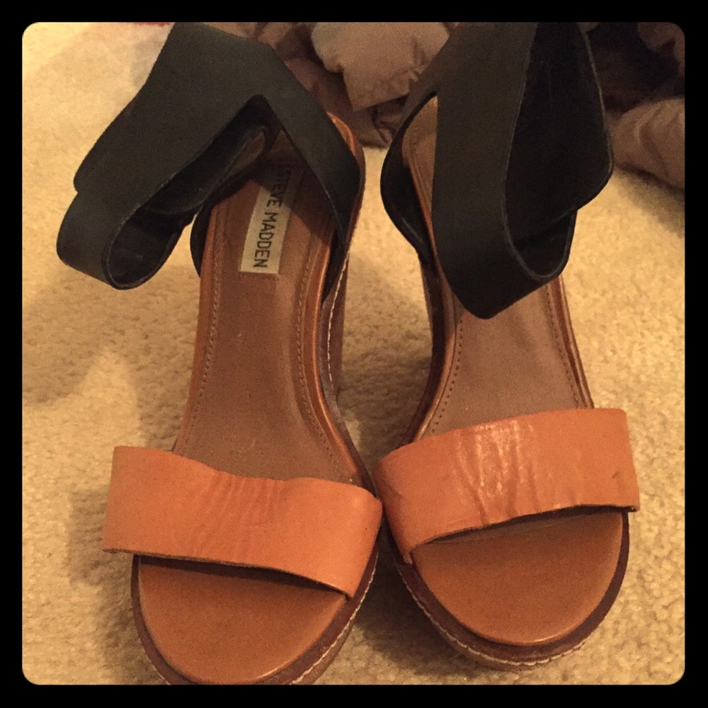 Steve Madden Black/Tan Wedges