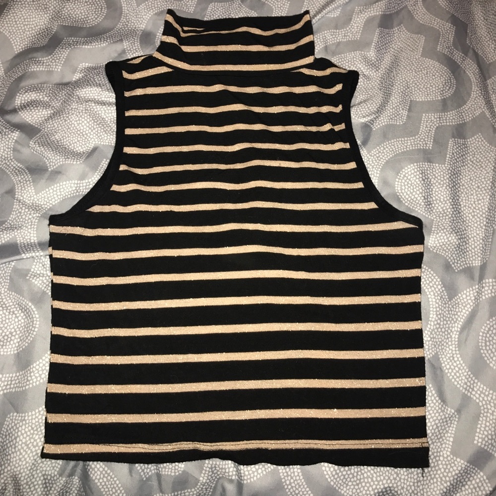 Arden B. Backless mock beck top🎉