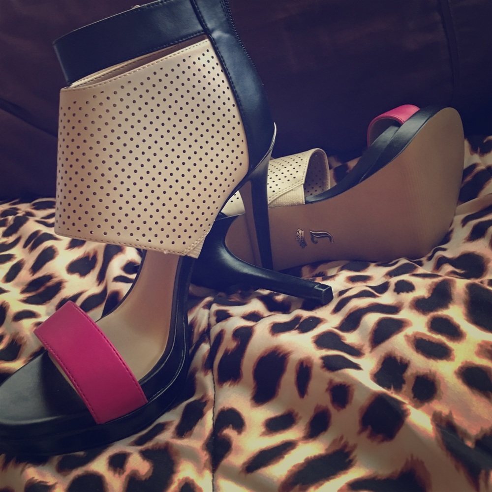 🖤💛💗Juicy Couture Pumps 💗💛🖤