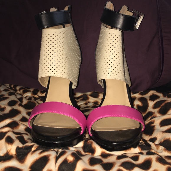 🖤💛💗Juicy Couture Pumps 💗💛🖤 - Picture 2 of 8