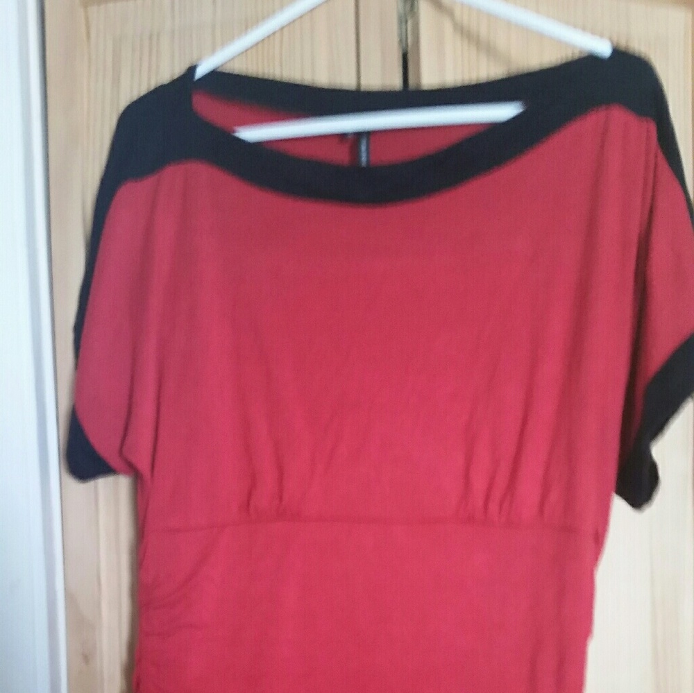 Boat neck shirt, Ruched sides, very flattering.