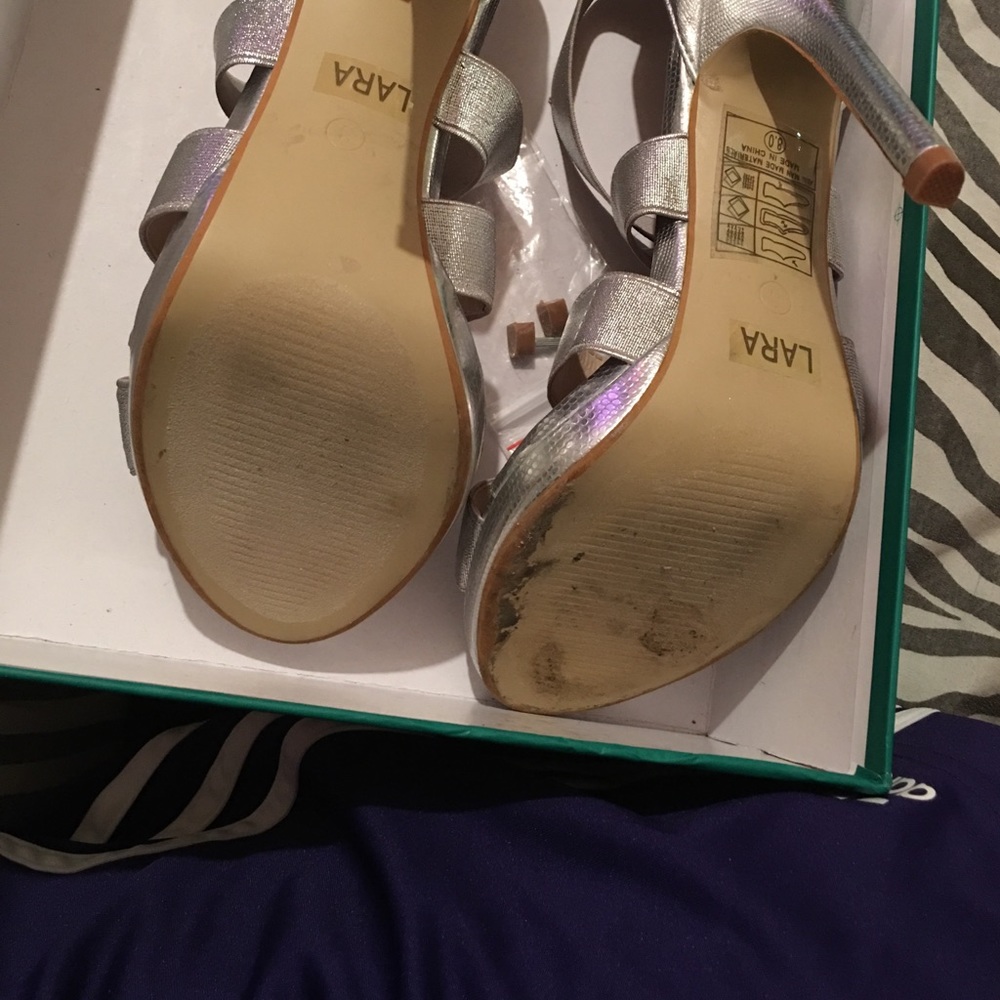 Silver heels - Picture 2 of 4