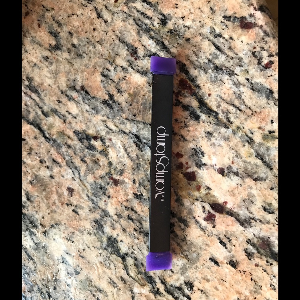 The Vamp Stamp Winged Liner Tool
