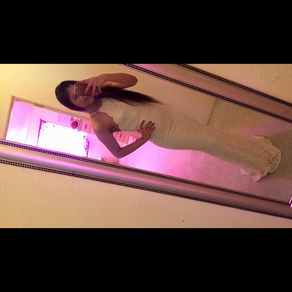 Women's white lace sleeveless prom dress