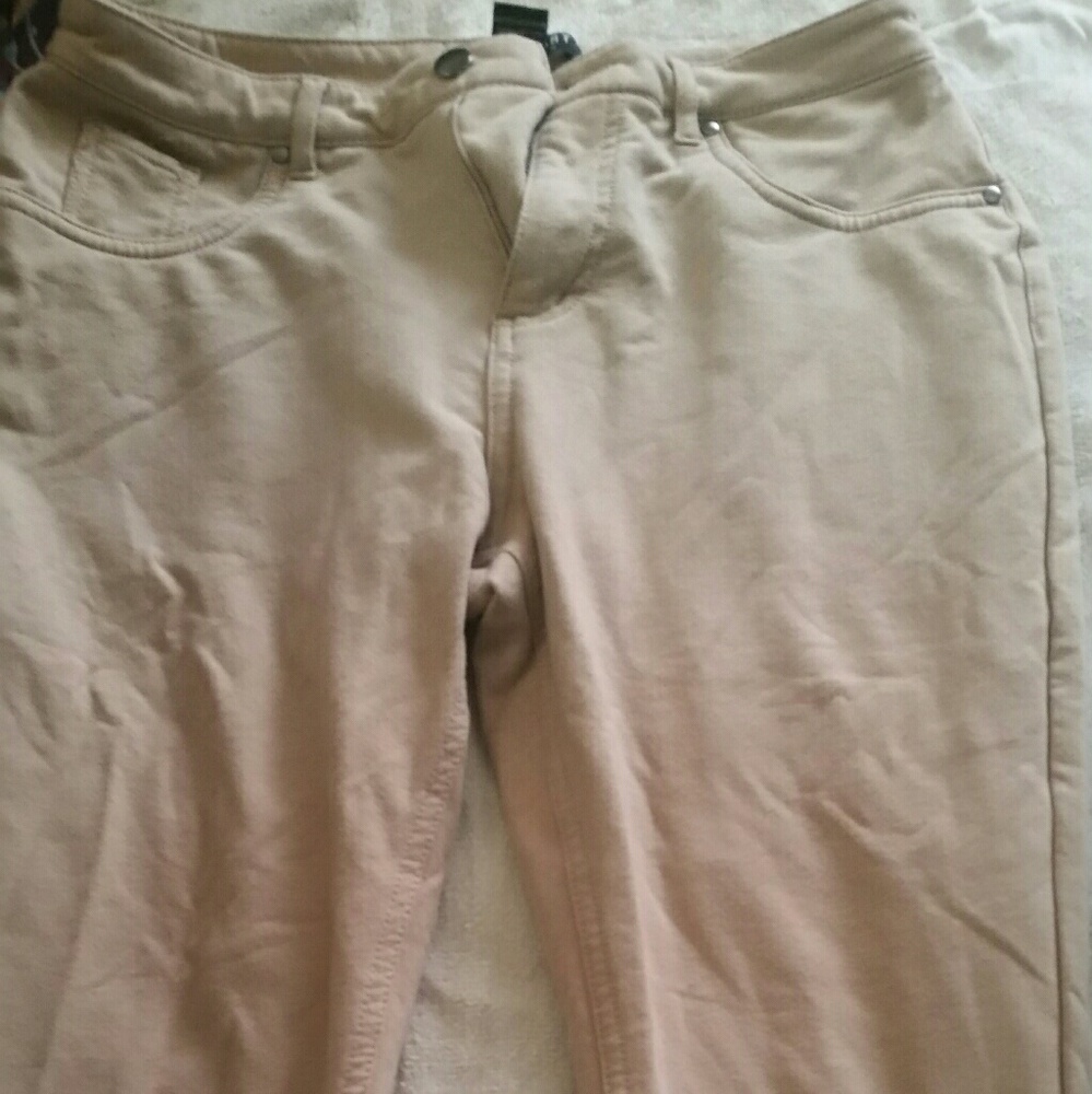 Skinny, jegging style pants....