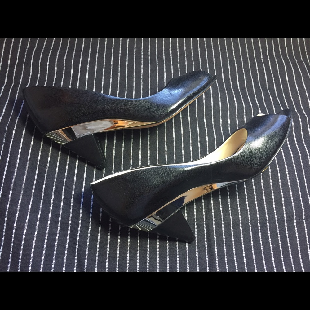 Nine West Peep Toe pump with metallic detail - 6.5