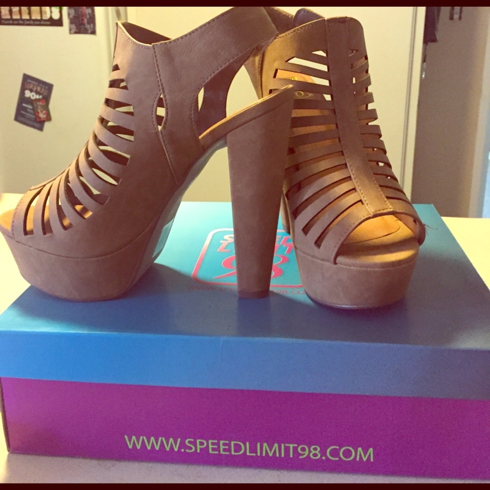 Tan strapped heels - Picture 2 of 4