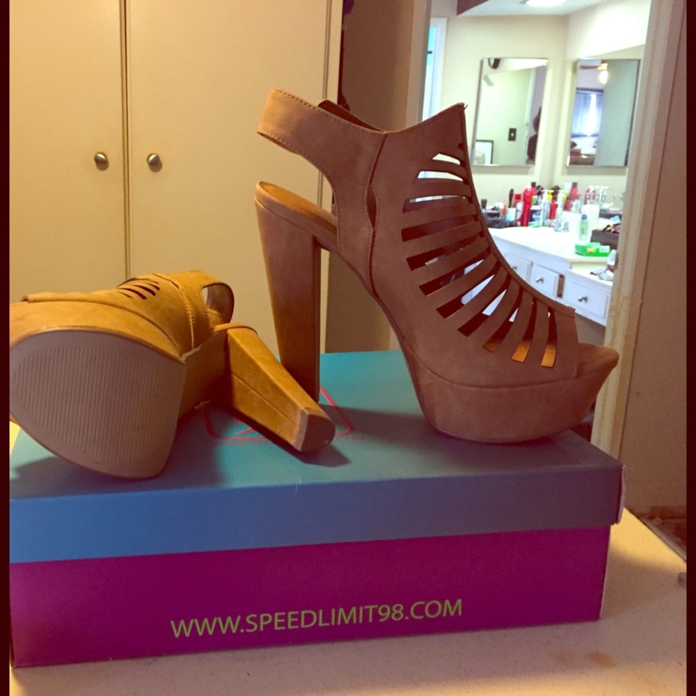 Tan strapped heels - Picture 3 of 4
