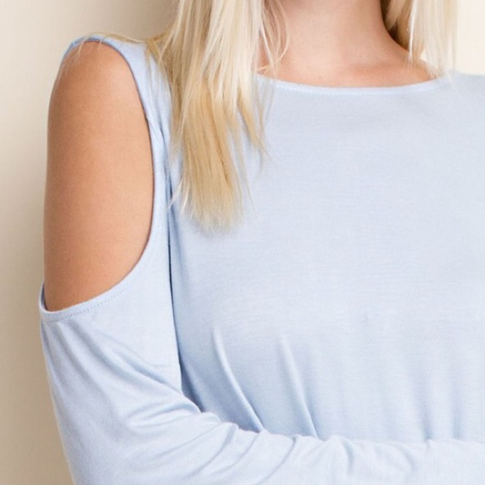 ❗️LAST❗️Cold shoulder top w criss cross back - Picture 2 of 4