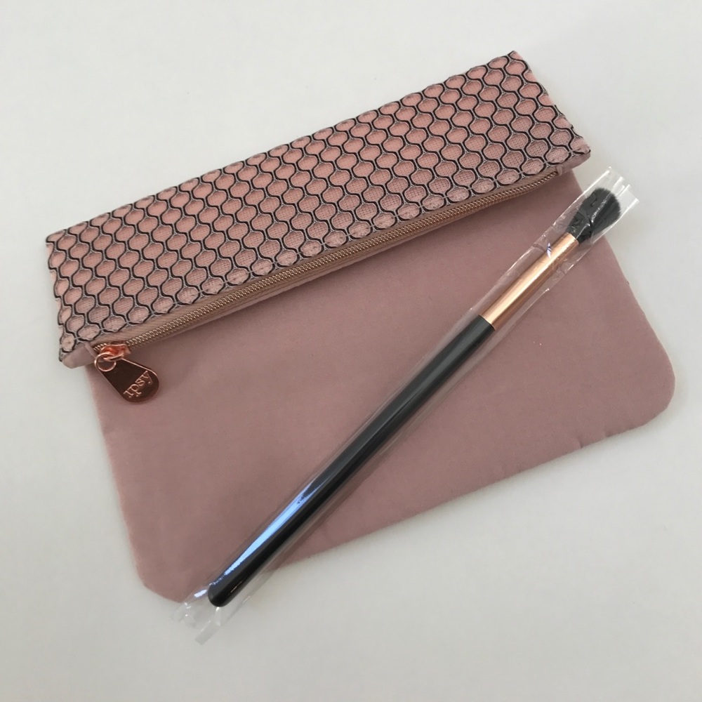 💋BRAND NEW IPSY BAG WITH BLENDING BRUSH💋