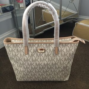 BRAND NEW Michael Kors purse (vanilla color)