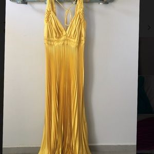 Elegant long yellow Dress