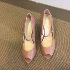 Women's heels barely worn