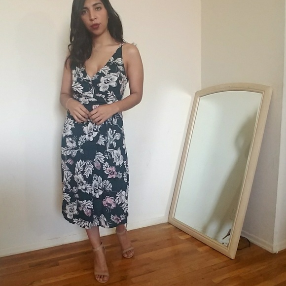 🍃LAST ONE🍃DARK GREEN MIDI FLORAL WRAP DRESS - Picture 2 of 5