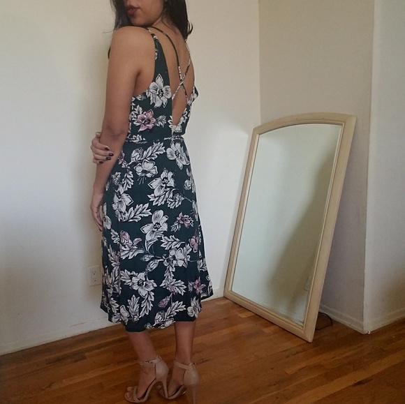 🍃LAST ONE🍃DARK GREEN MIDI FLORAL WRAP DRESS - Picture 3 of 5