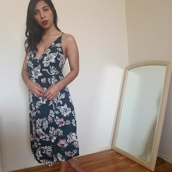 🍃LAST ONE🍃DARK GREEN MIDI FLORAL WRAP DRESS - Picture 4 of 5