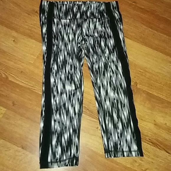 Workout Capri Pants - Picture 3 of 4