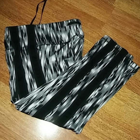 Workout Capri Pants - Picture 4 of 4