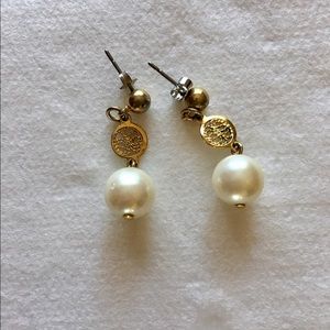 Gold and pearl earrings.