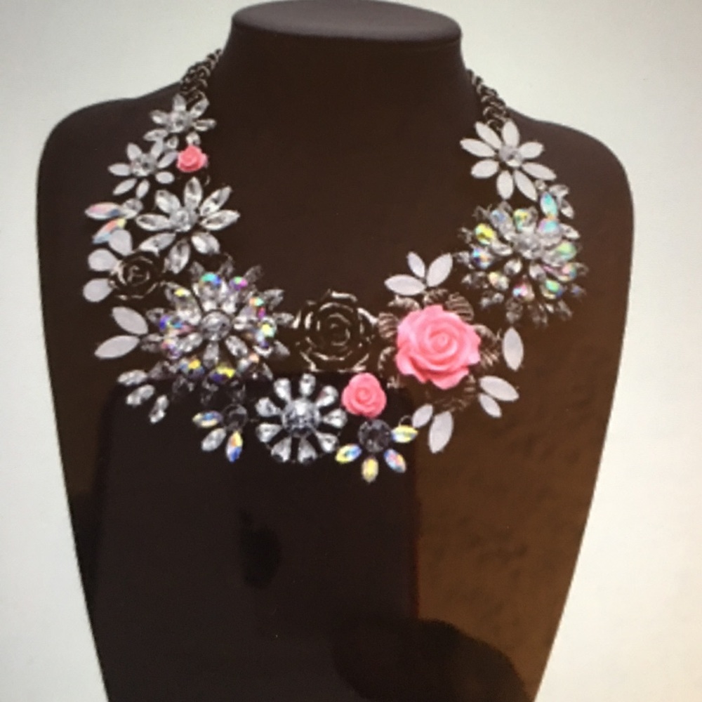 NWT Fashion jeweled necklace