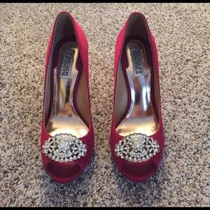 EUC Badgley Mischka Satin Peep Toe Pumps sz 7