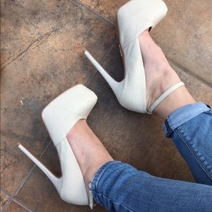 🌿•SOLD•🌿Textured ankle strap platforms