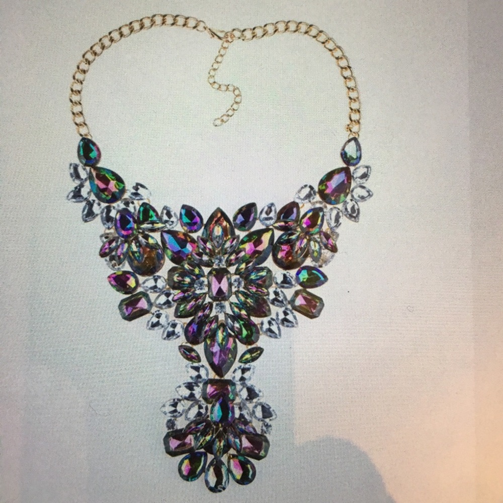 NWT elegant fashion necklace