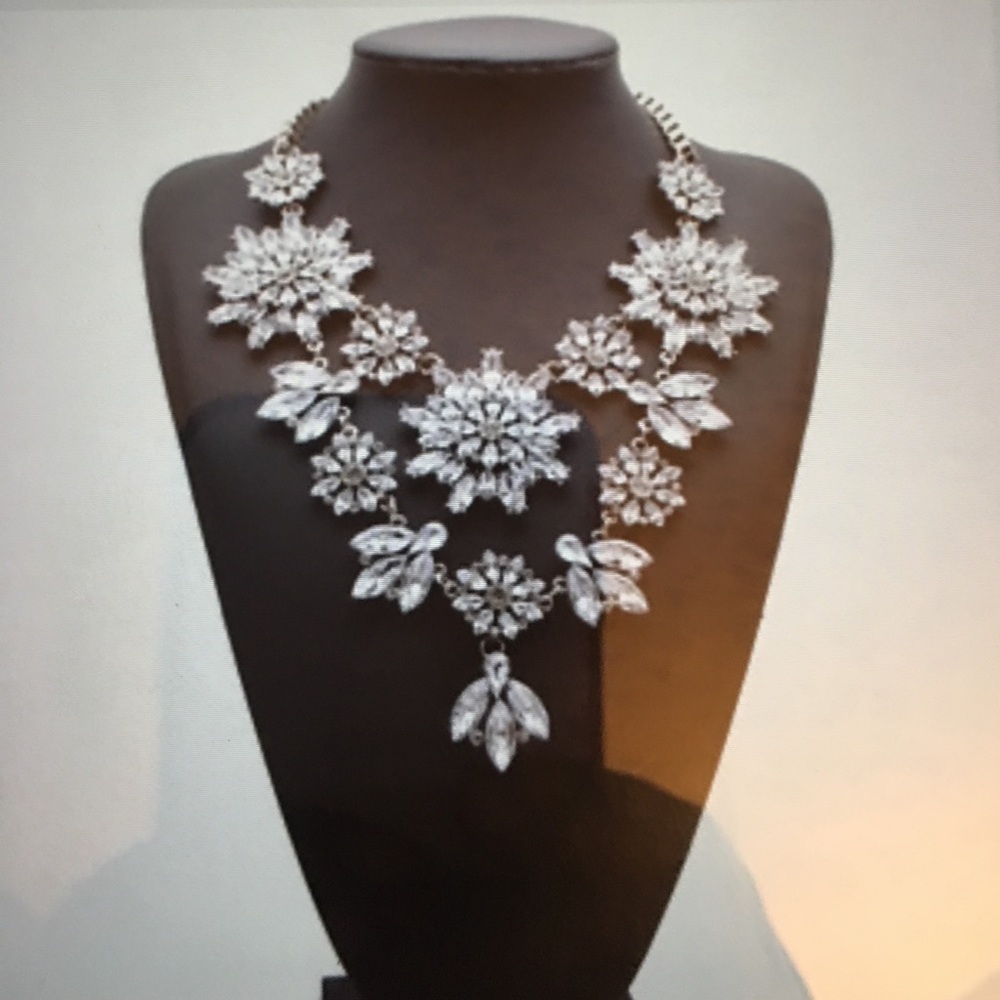 NWT elegant fashion jeweled necklace