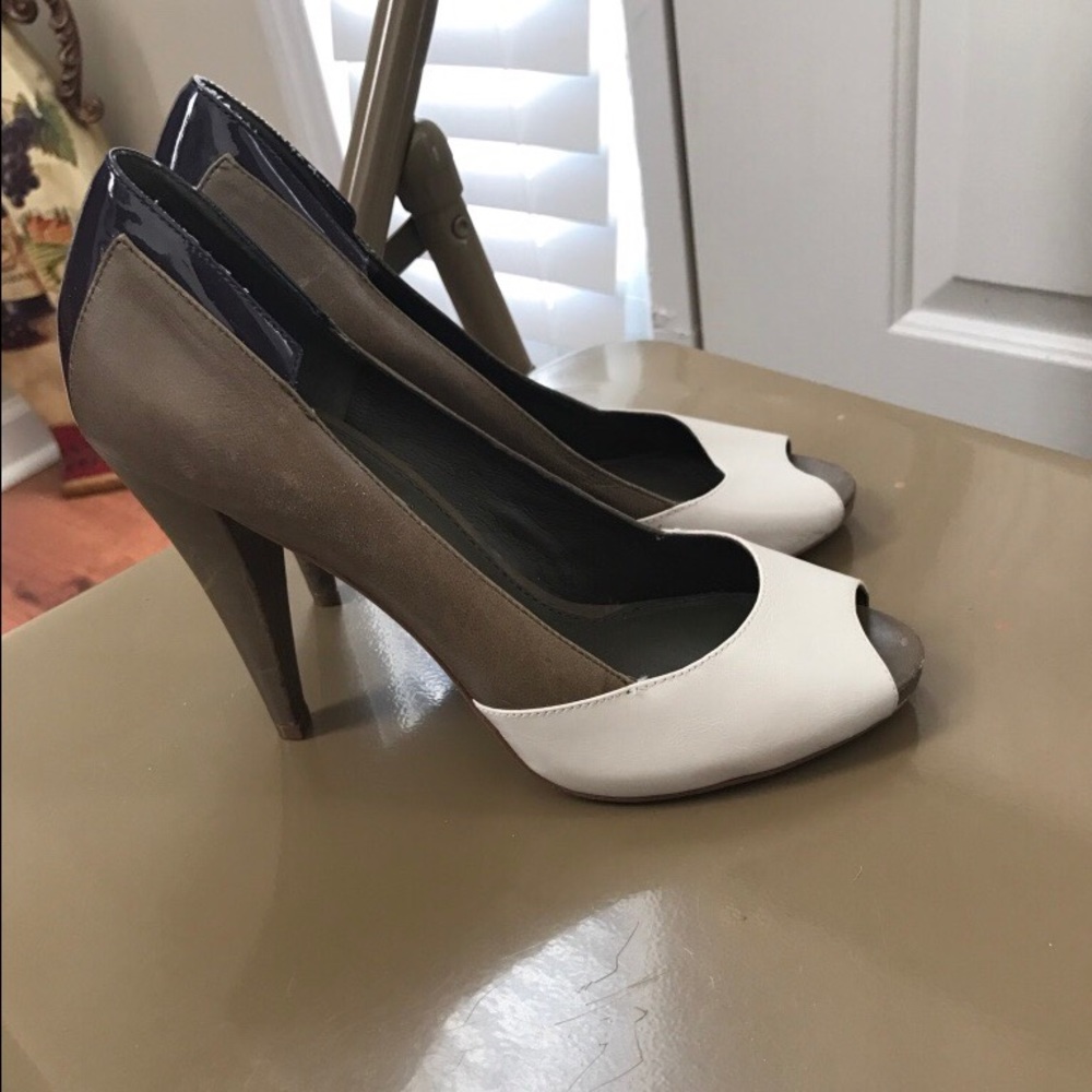 Pair of purple-olive green -cream peep toe