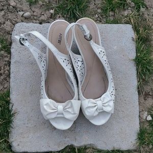 Open toes white sandals with bows