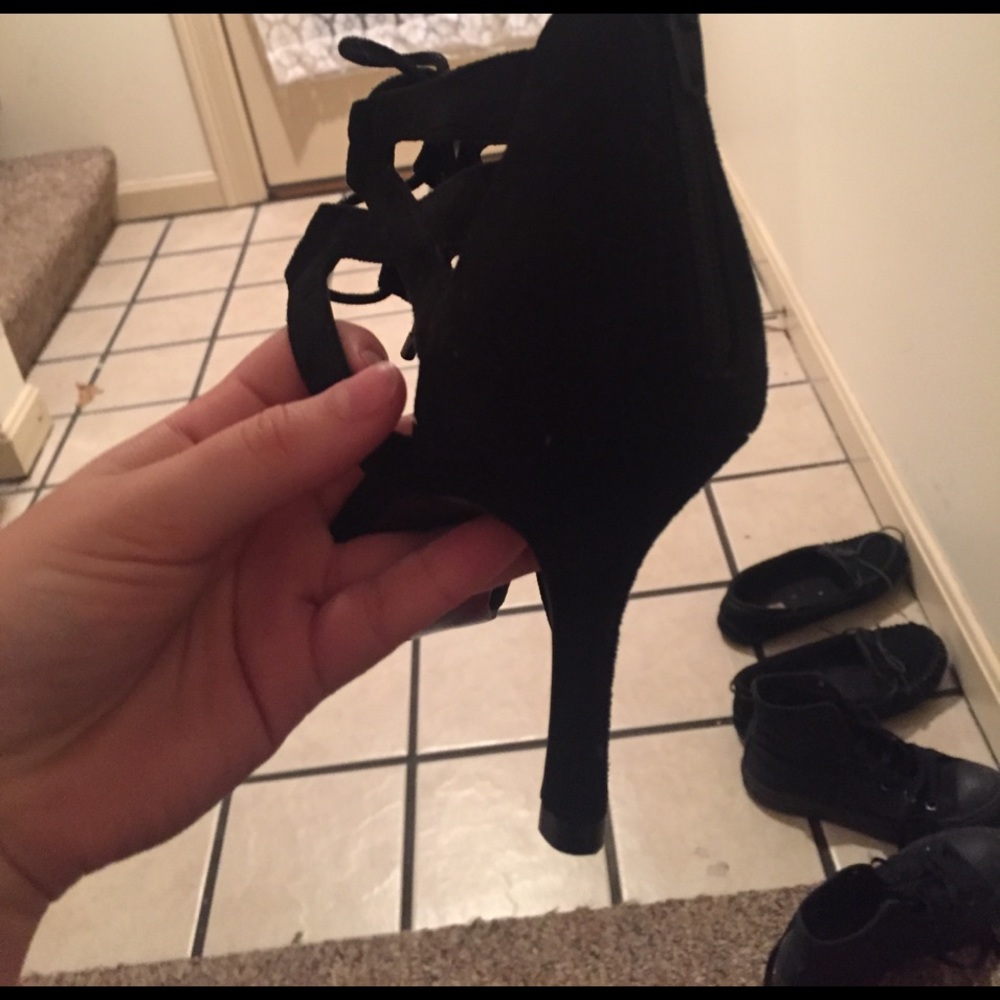 Heels - Picture 4 of 4