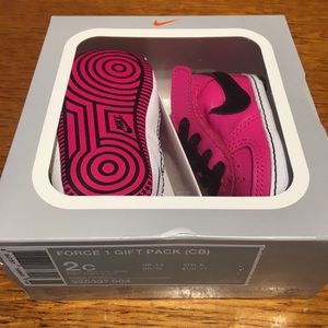 New in box Infant Velcro Nike shoes