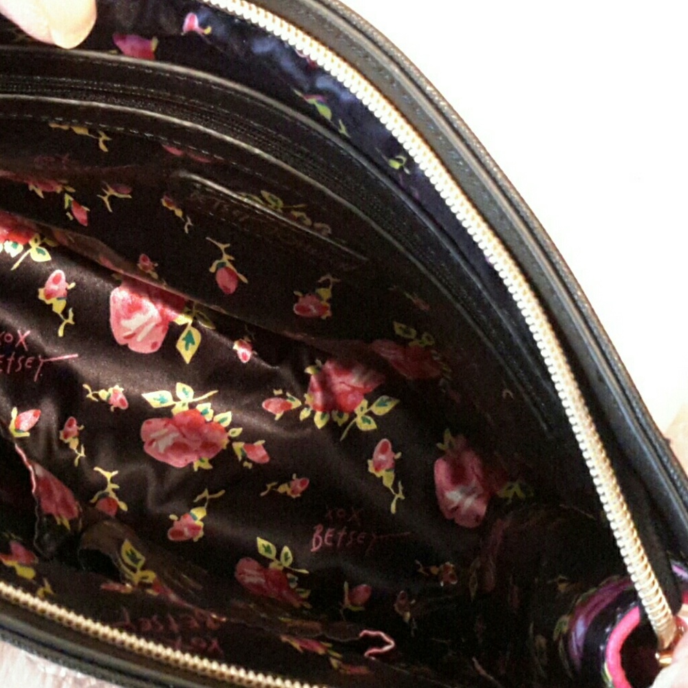 Hold Betsey johnson insta famous cosmetic bag. NWT - Picture 5 of 7