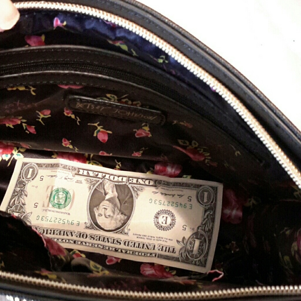 Hold Betsey johnson insta famous cosmetic bag. NWT - Picture 6 of 7