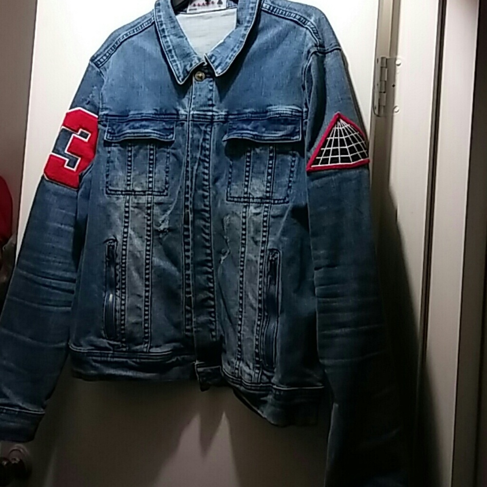 This is chris brown clothing line 100%