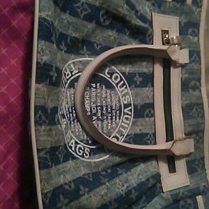 Louis Vuitton / inside zipper is broke